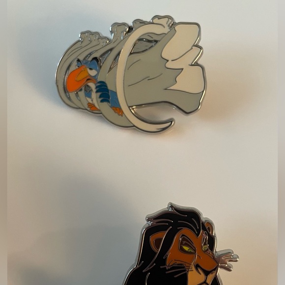 Disney Scar and Zazu from The Lion King - 2 Pin Set - NEW - Picture 2 of 4